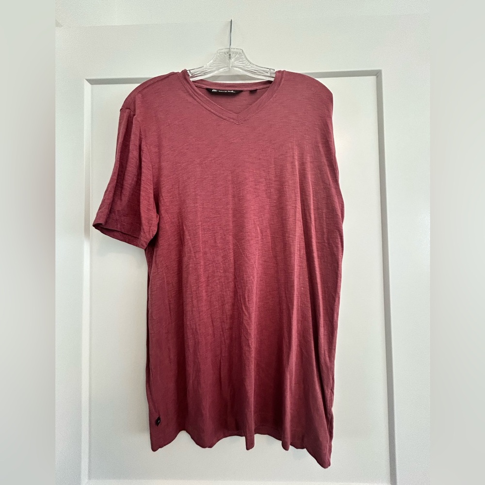 Mens VNeck T-shirt Travis Matthew’s size medium